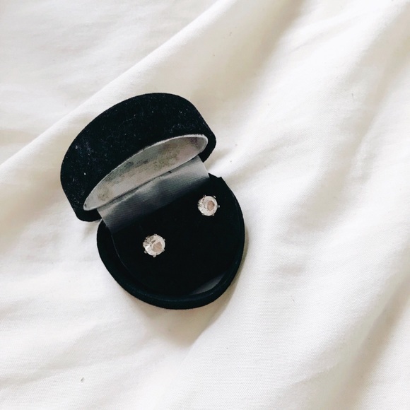 Swarovski stud earrings - Picture 2 of 2